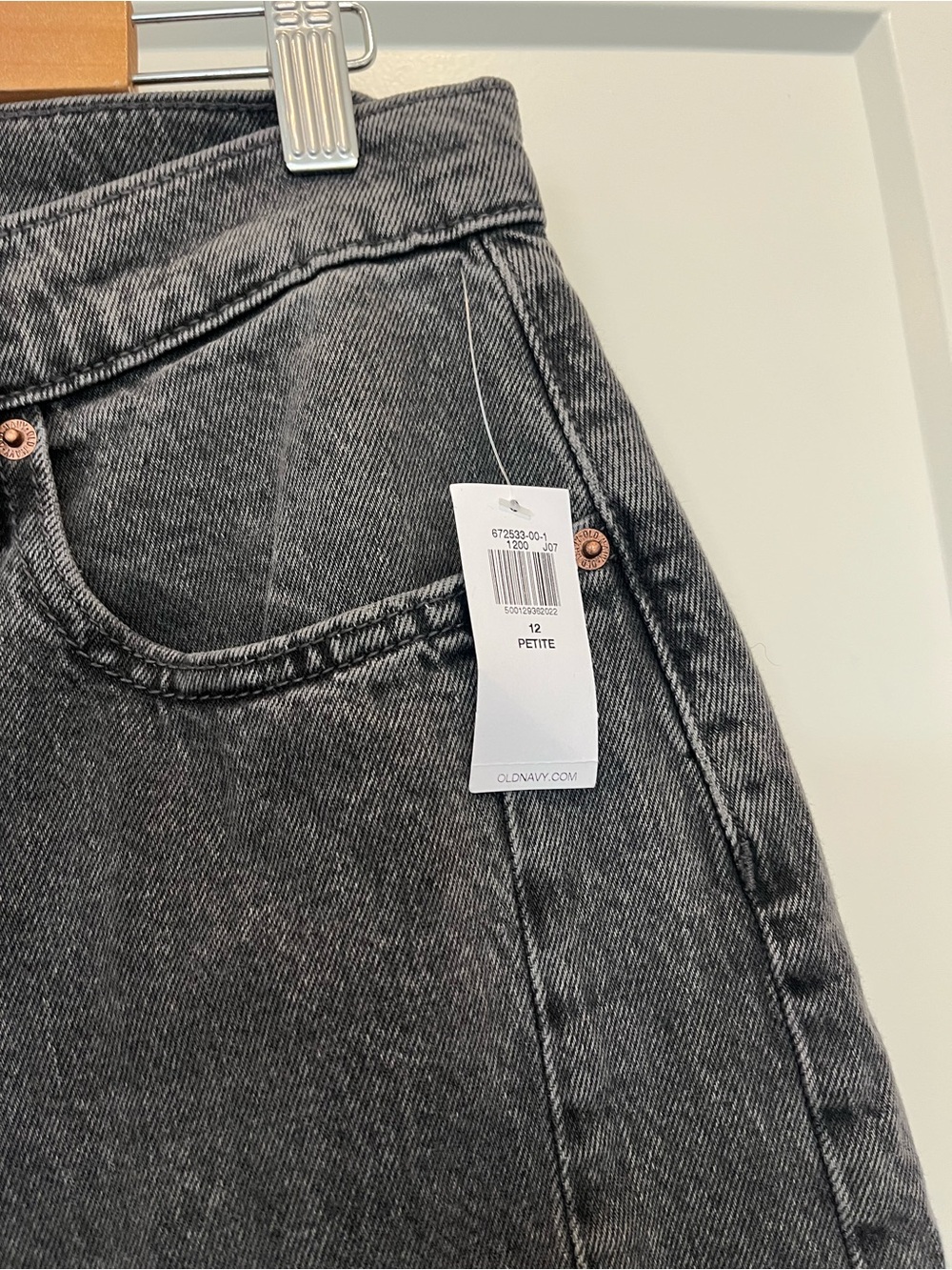 NWT Old Navy Women’s Black /Dark Gray Western High Rise Barrel Jeans sz 12P - Picture 3 of 5